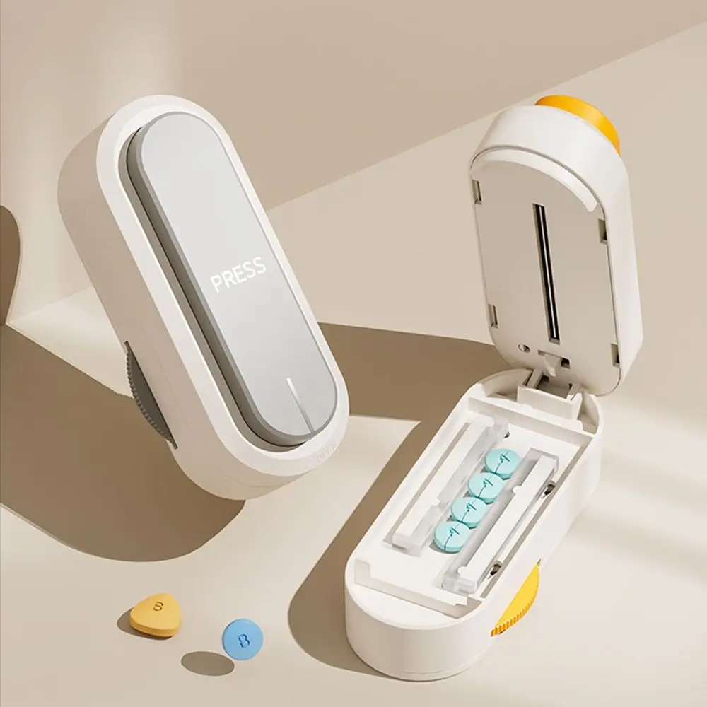 2 في 1 صندوق تخزين حبوب منع الحمل مقاوم للغبار نصف/رباع قاطعة حبوب منع الحمل المحمولة مع فرشاة تنظيف موزع أقراص قابل للتعديل