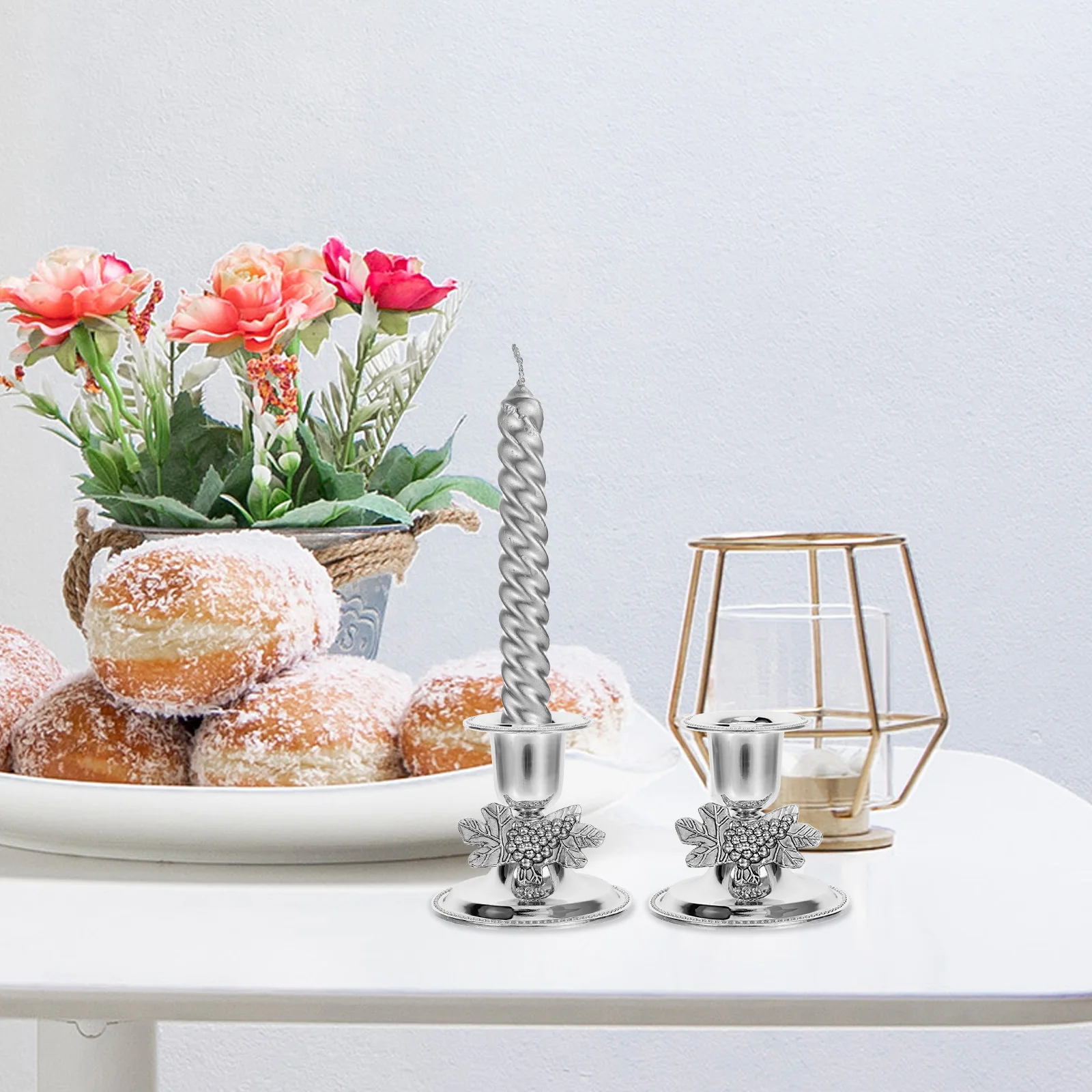 

2Pcs Antique Metal Candle Holders Shabbat Theme Retro Taper Candlesticks For Banquets Dinner Parties Hotels Decorations