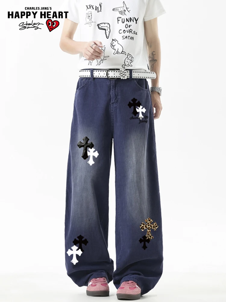 Calça Jeans Charles Heart American Retro com Estampa Cruzada Lavada, Unissex, Corte Reto Solto, Casual, Comprida, em Mistura ...