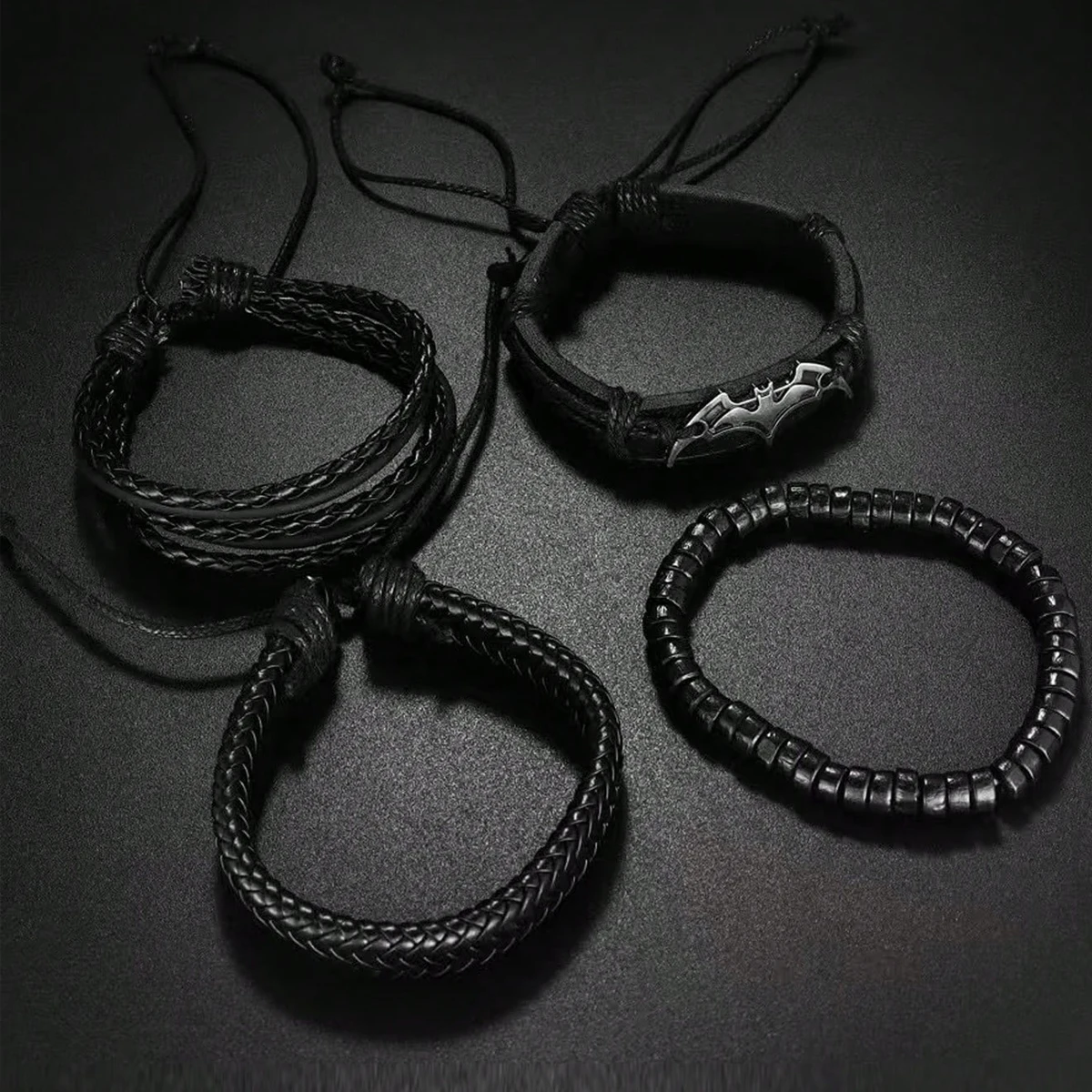 سوار مضفر من جلد البولي يوريثان على الموضة للرجال - صناعة يدوية، متعدد الطبقات مع إكسسوارات الخفافيش - اختيار مثالي للأزواج