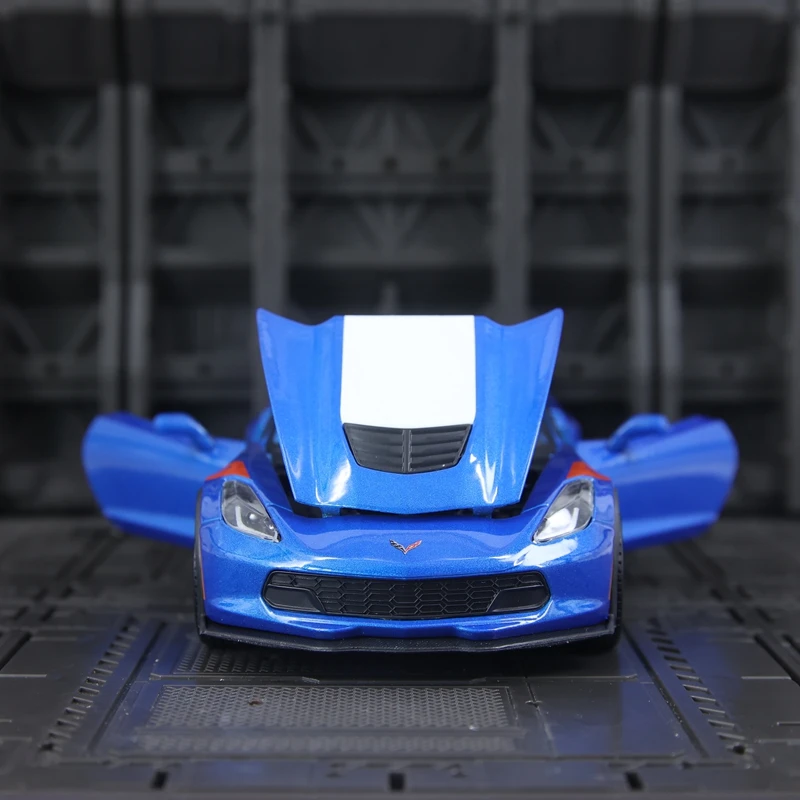 

Модель автомобиля Maisto 1:24, имитирующая Chevrolet Corvette Grand Sport, из сплава, с открывающимися дверями, богатой детализацией и тонкой отделкой.