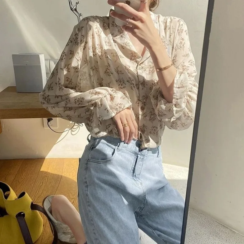 Camisa floral de gasa de manga acampanada con estampado de temperamento protector solar de manga larga versátil de otoño para mujer