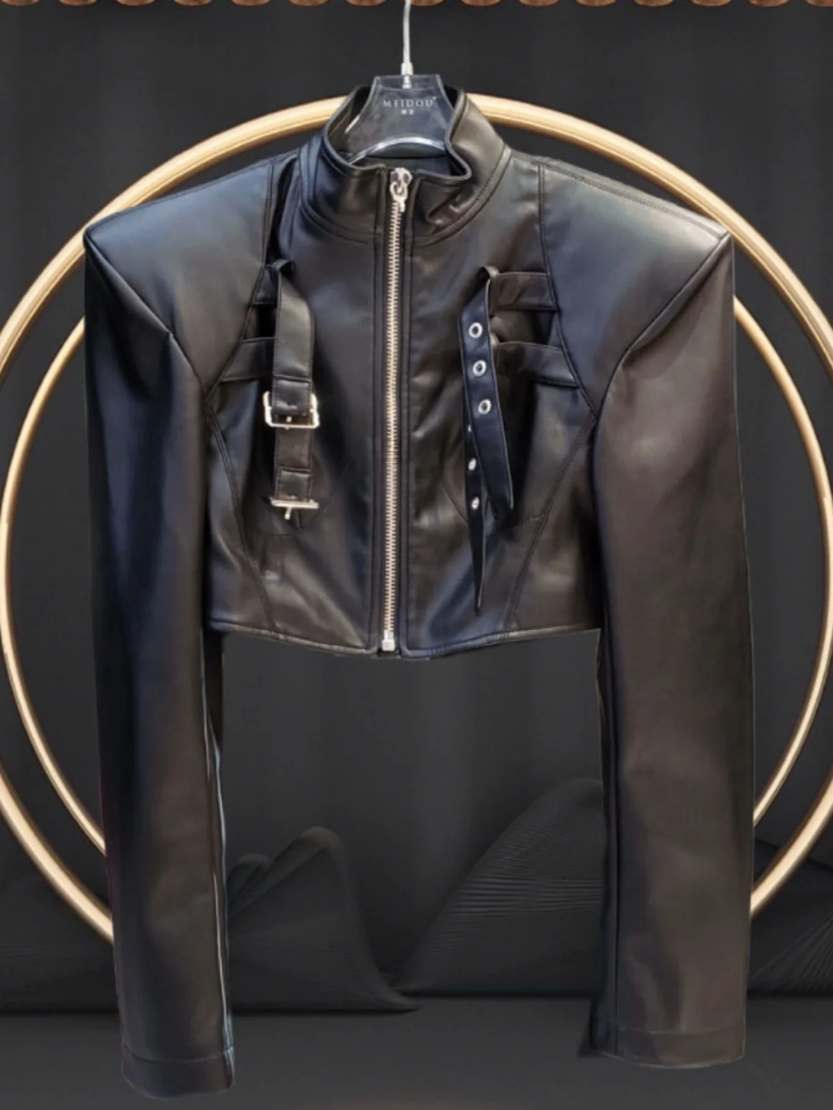 

Ретро-куртка в американском стиле для девушек: кожаная байкерская куртка с воротником-стойкой на молнии, приталенная, черная, с манжетами из искусственной кожи, укороченная модель