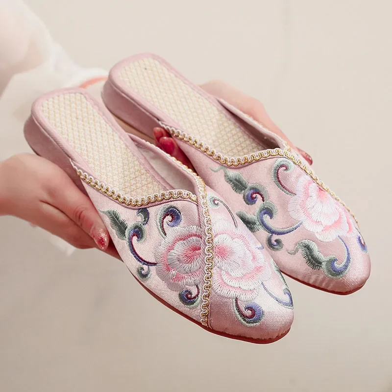 2023 Women\'s Slippers Wedge Heel Slides Women Design Flower Embroidery Upper Low Heeled Mules Chinese Style Embroidered Shoes