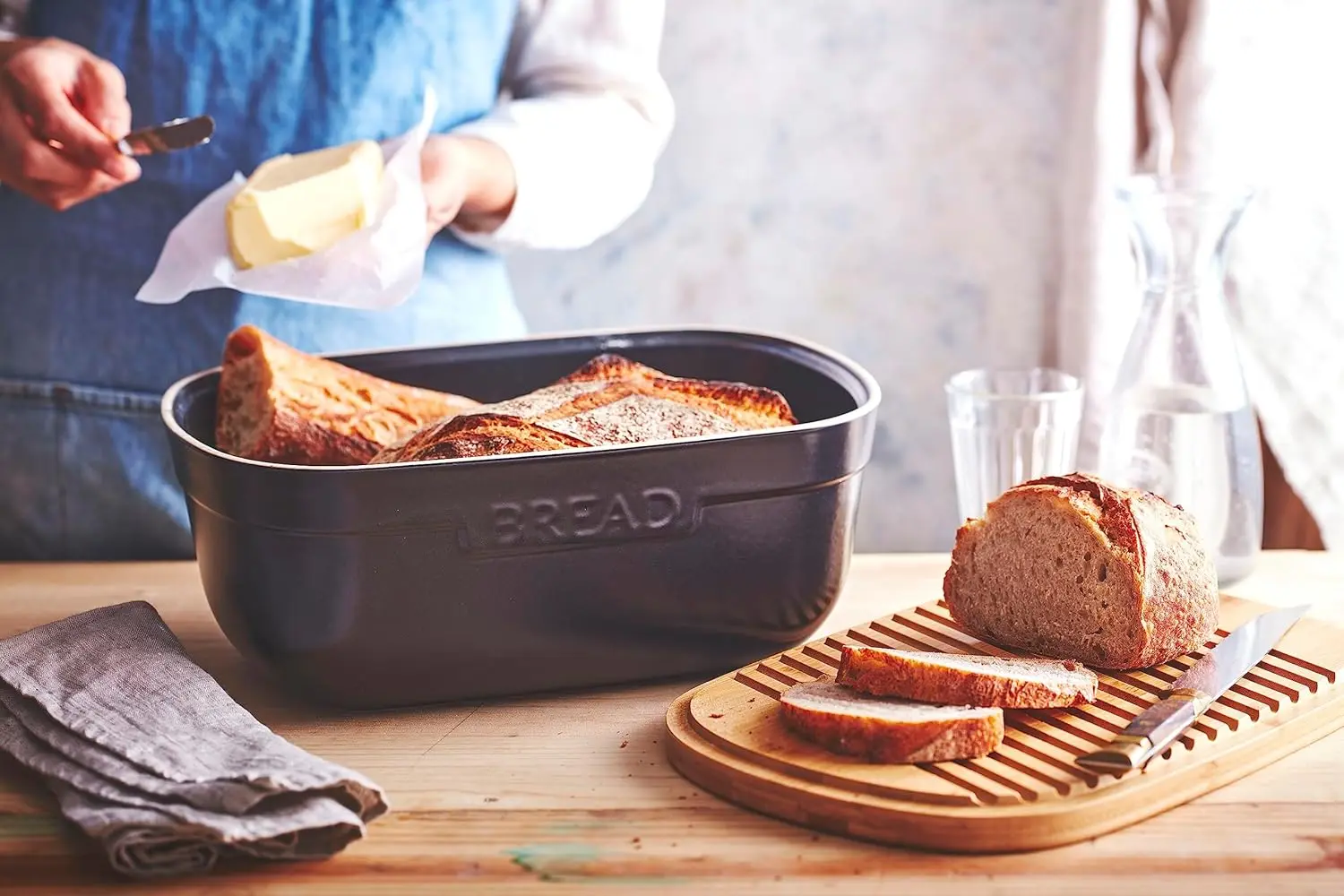 Caixa de pão de cerâmica de 14 polegadas com tampa de madeira, trufas pretas - mantém pão fresco e crocante