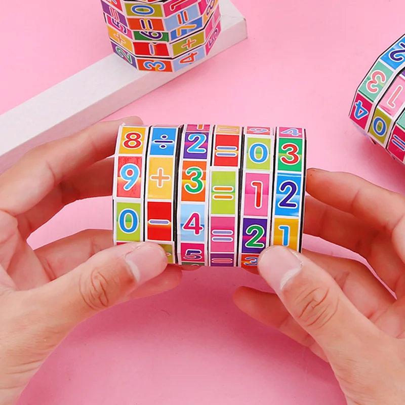 Questo è un giocattolo puzzle per bambini Rubik's Cube, una forma cilindrica staccabile, un giocattolo antistress per bambini, un regalo giocattolo per bambini