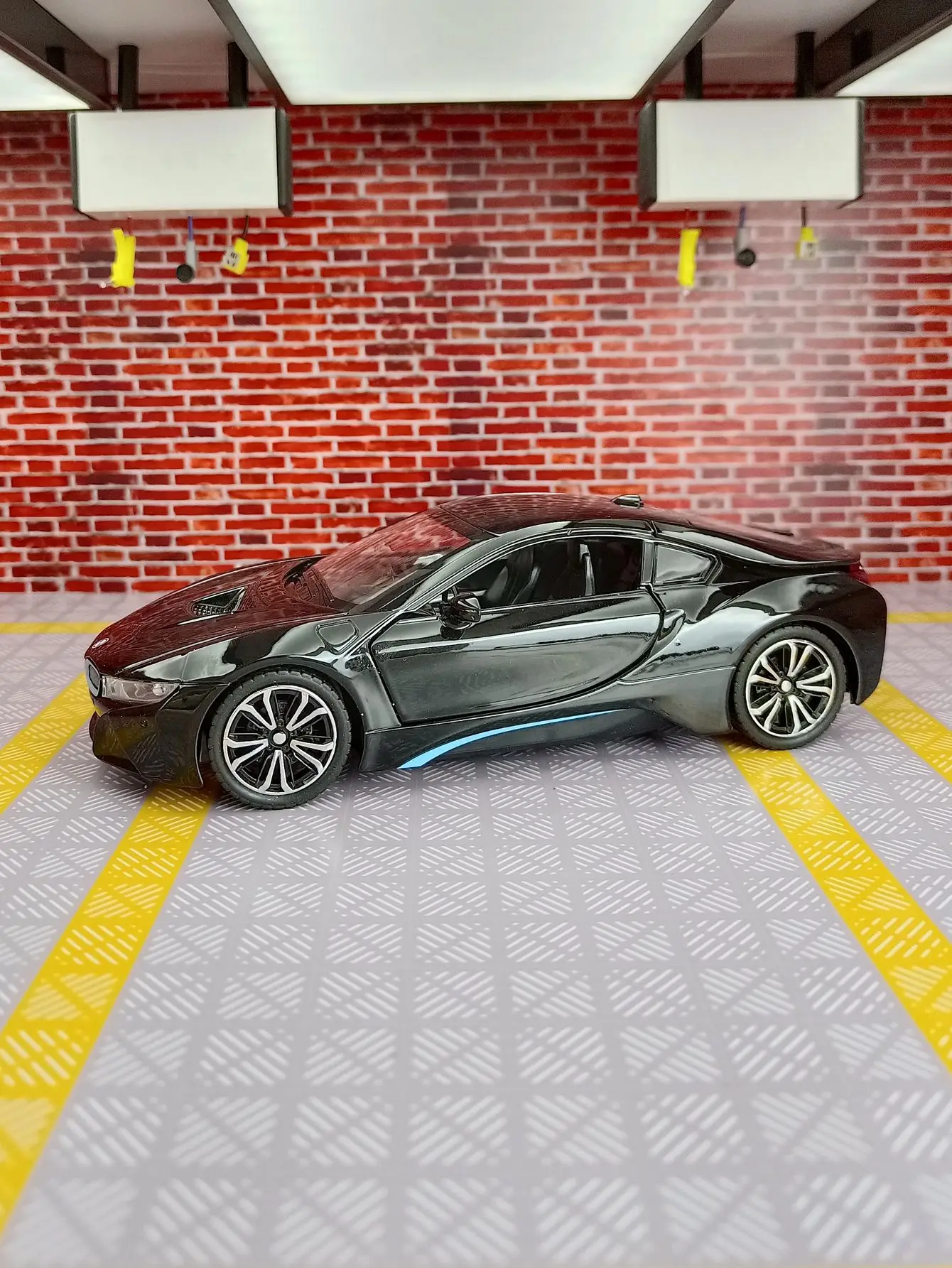 1: 22 simulation BMW I8 alloy car model, doors and engine hood, trunk can be opened, supercar gift