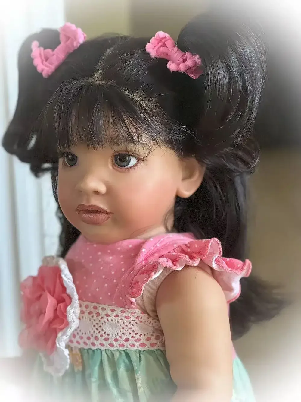 Maßgeschneiderte, limitierte 26-Zoll-Reborn-Baby-Pippa mit handgewurzelten Haaren, bereits fertiges, riesiges Mädchen-Verschiedenes Kleid