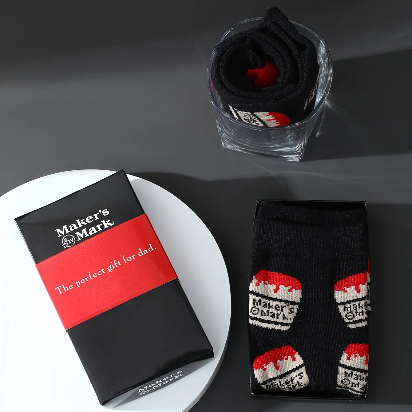 1 pair of fashionable, unique and interesting red wine patterned men\'s and women\'s gift socks suitable for all seasons