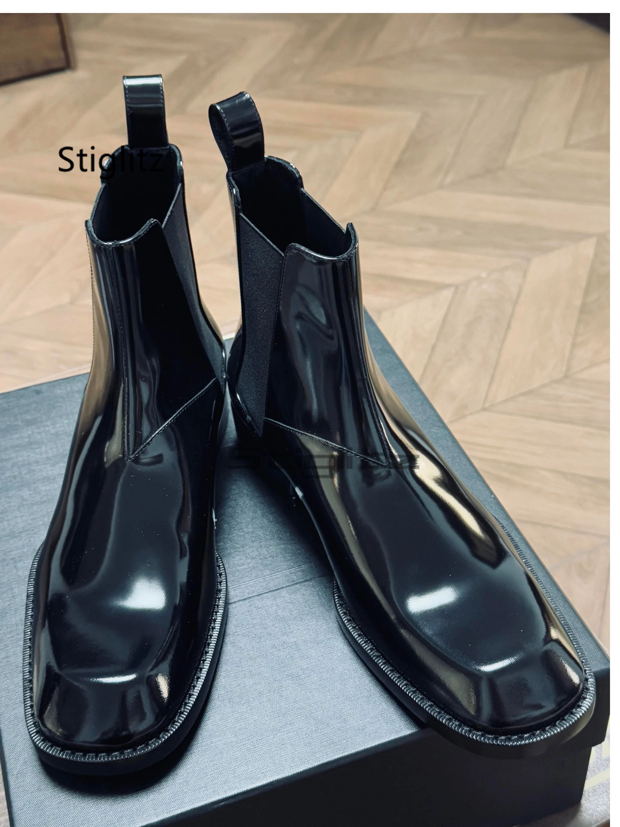 أحذية الكاحل الجلدية اللامعة للرجال على الطراز البريطاني بنعال سميكة من الجلد الأسود اللامع سهلة الارتداء أحذية مرنة أحذية عالية الجودة للرجال