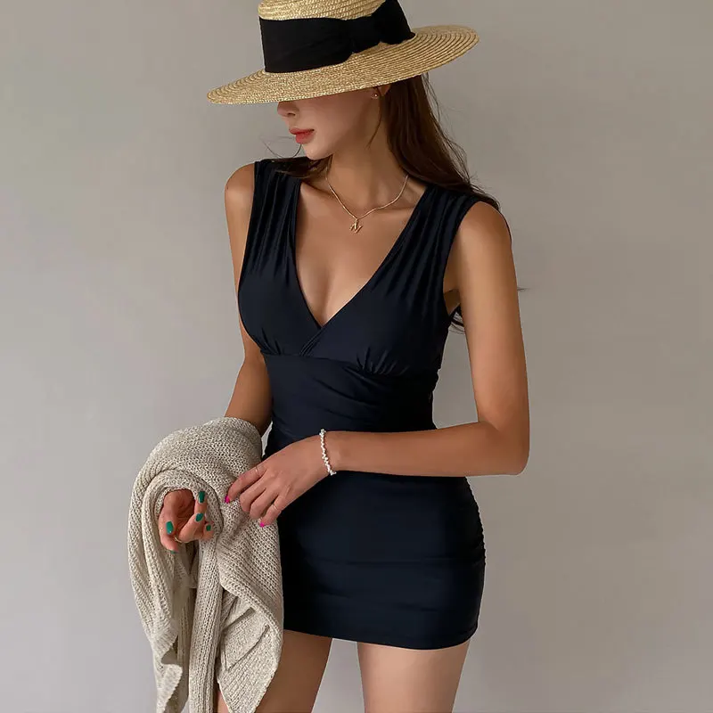 ชุดว่ายน้ำวันพีซผู้หญิงแบบใหม่ ดีไซน์เรียบง่าย ปกปิดหน้าท้อง คอวี เหมาะสำหรับใส่ไปเที่ยวทะเลหรือแช่น้ำพุร้อน สไตล์ลำลอง พร้อมฟองน้ำเสริมทรง