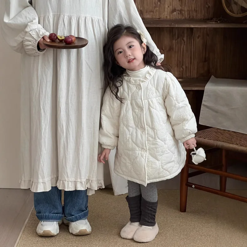 

2025 г., осенне-зимнее хлопковое белое детское кружевное пальто с вышивкой Quilte, длинное теплое пальто с флисовой отделкой, парки для детей 3-10 лет, наряд
