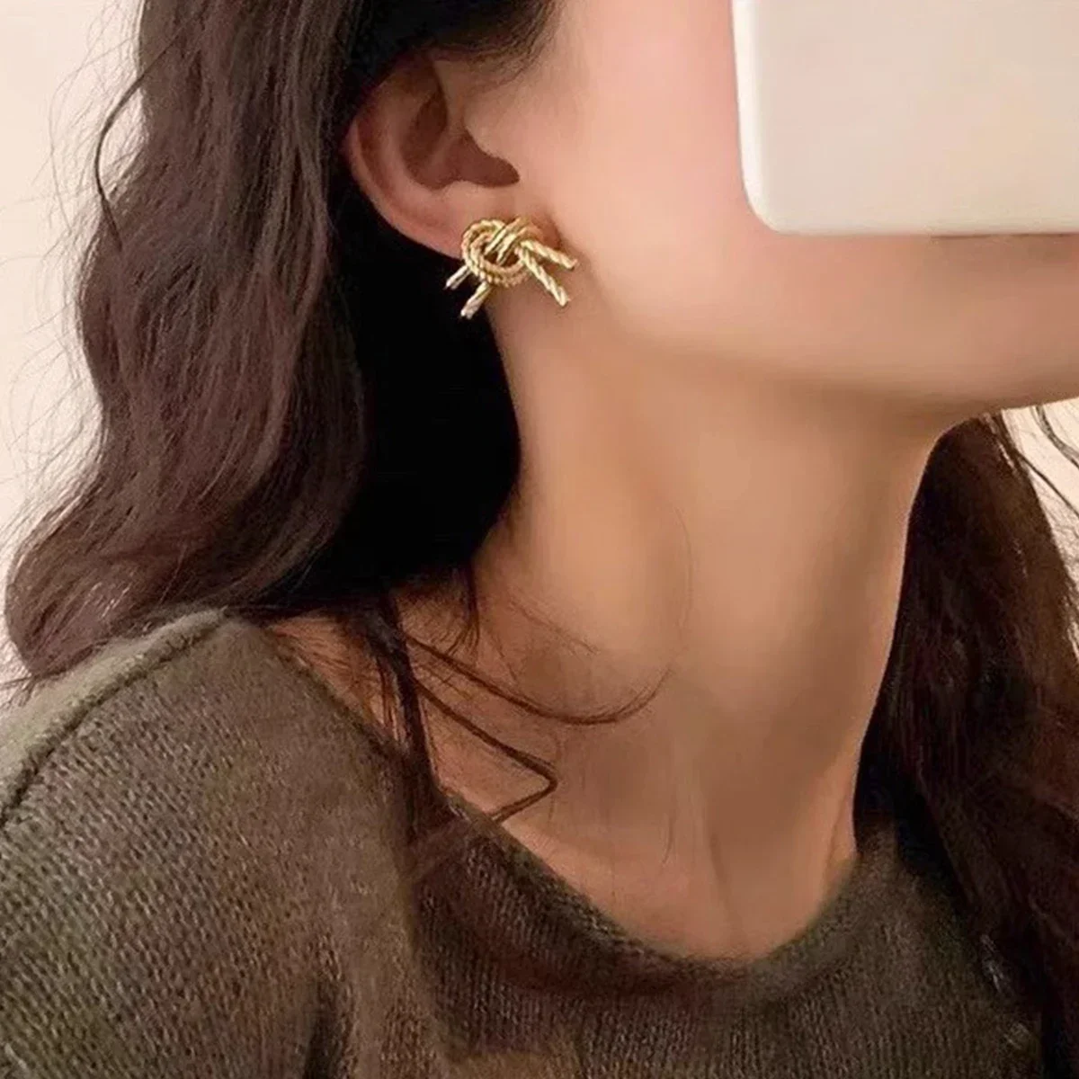 

Unique retro and luxurious knot shaped earrings S925 women's earrings are suitable for giving a surprise to loved ones