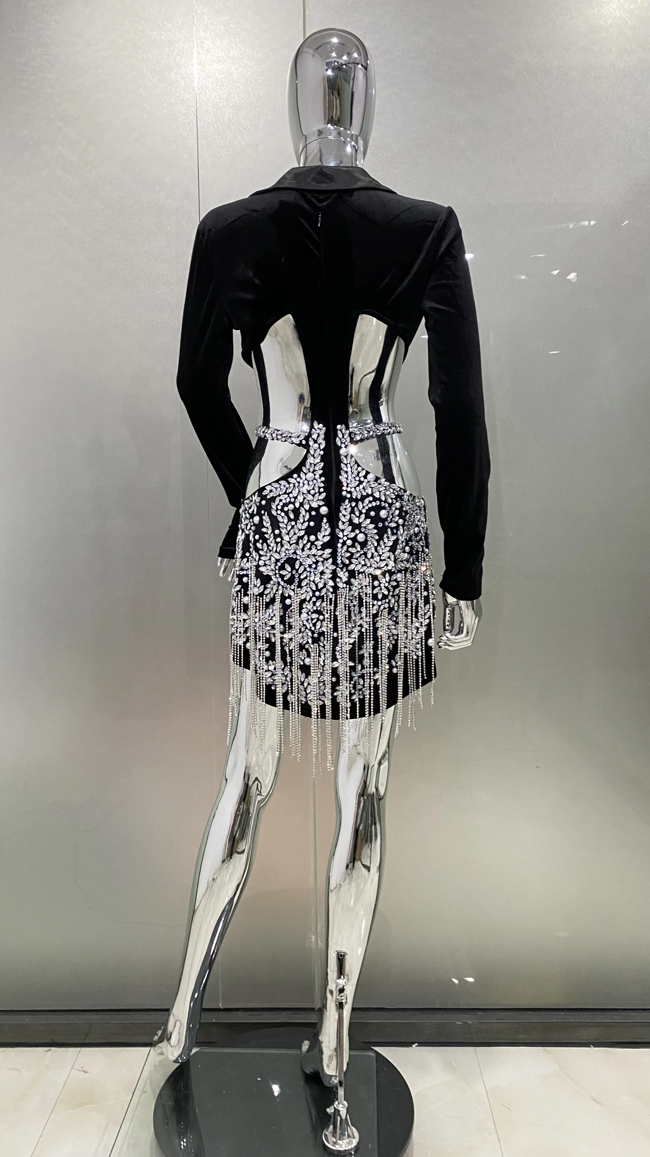 Mini vestido feminino de luxo com pendão de diamantes, sexy oco, preto entalhado, roupa de festa à noite, clube de comemoração, 2022