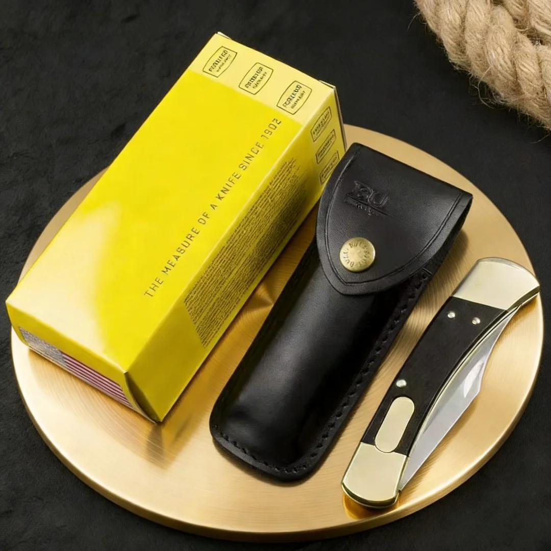 B110 - Un cuchillo plegable clásico hecho a mano con mango de nogal y detalles en latón. Un práctico navaja de bolsillo para llevar consigo.