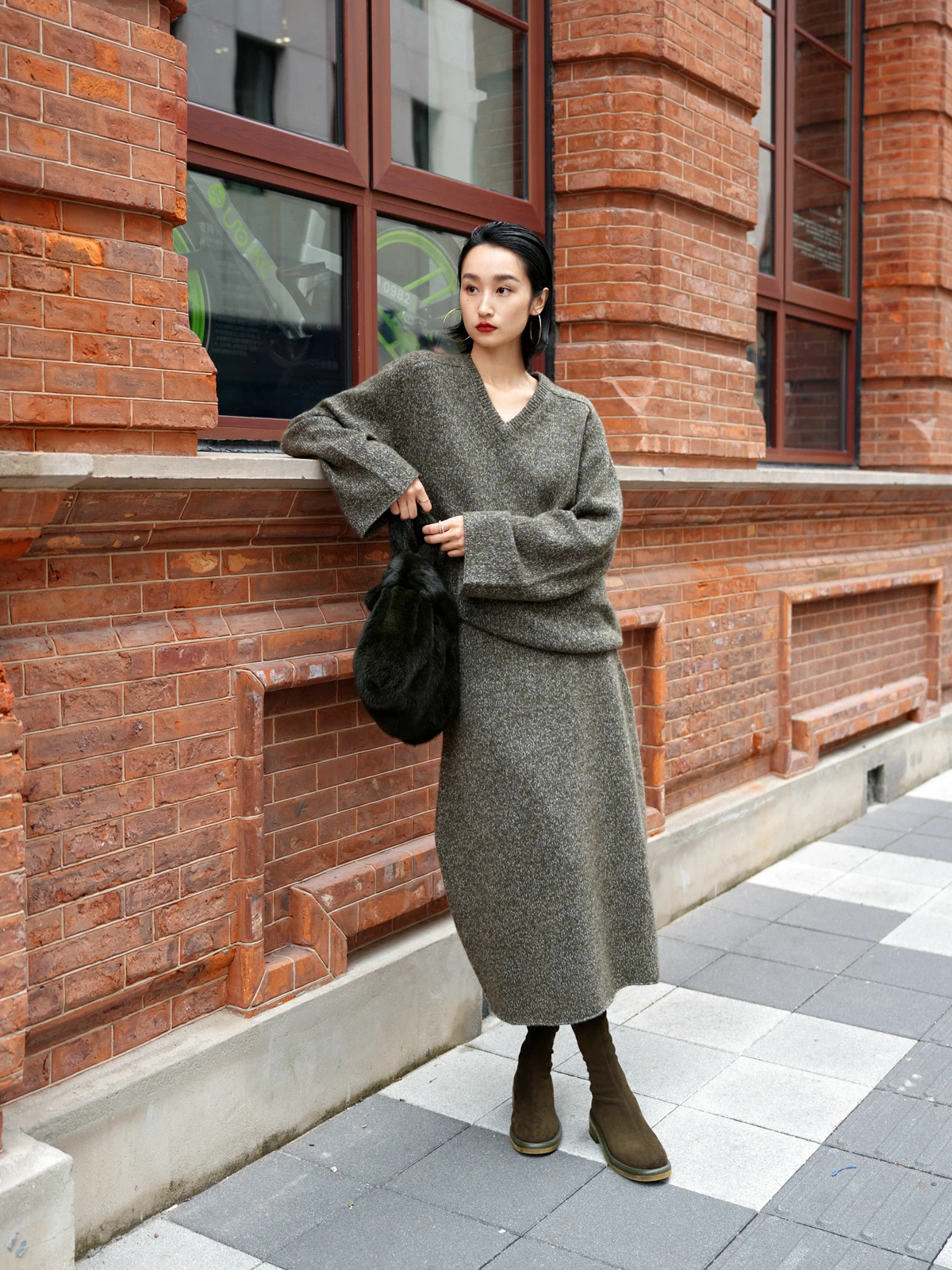 

Вязаный свитер LemonChen из смесовой шерсти и шелка с V-образным вырезом и юбкой-блумер для женщин, осенняя коллекция