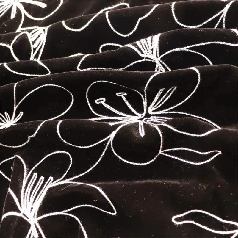 잠옷, 이브닝 가운, 치파오로 만든 실크 벨벳 직조 브로케이드 자수는 부드럽고 매끄러운 질감을 가지고 있습니다.