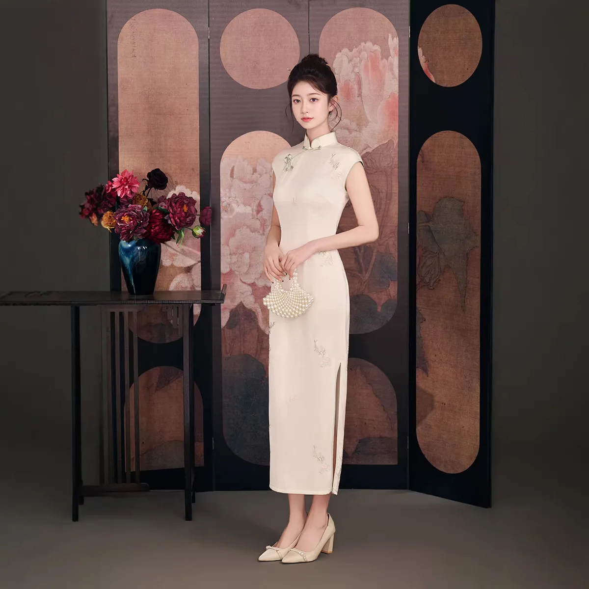 

2026 Summer Improved Chinese Embroidery Long Beige Chinese Style Qipao Traditional Style Sleeveless Dress Qipao
