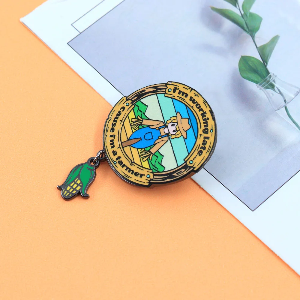 Lustig, ich arbeite bis spät in die Nacht, weil ich Landwirt bin. Emaille-Pin, Vogelscheuche, Mais, Anhänger-Brosche, Cartoon-Abzeichen, Revers-Schmuck, Geschenk für Freunde. – Detail 7