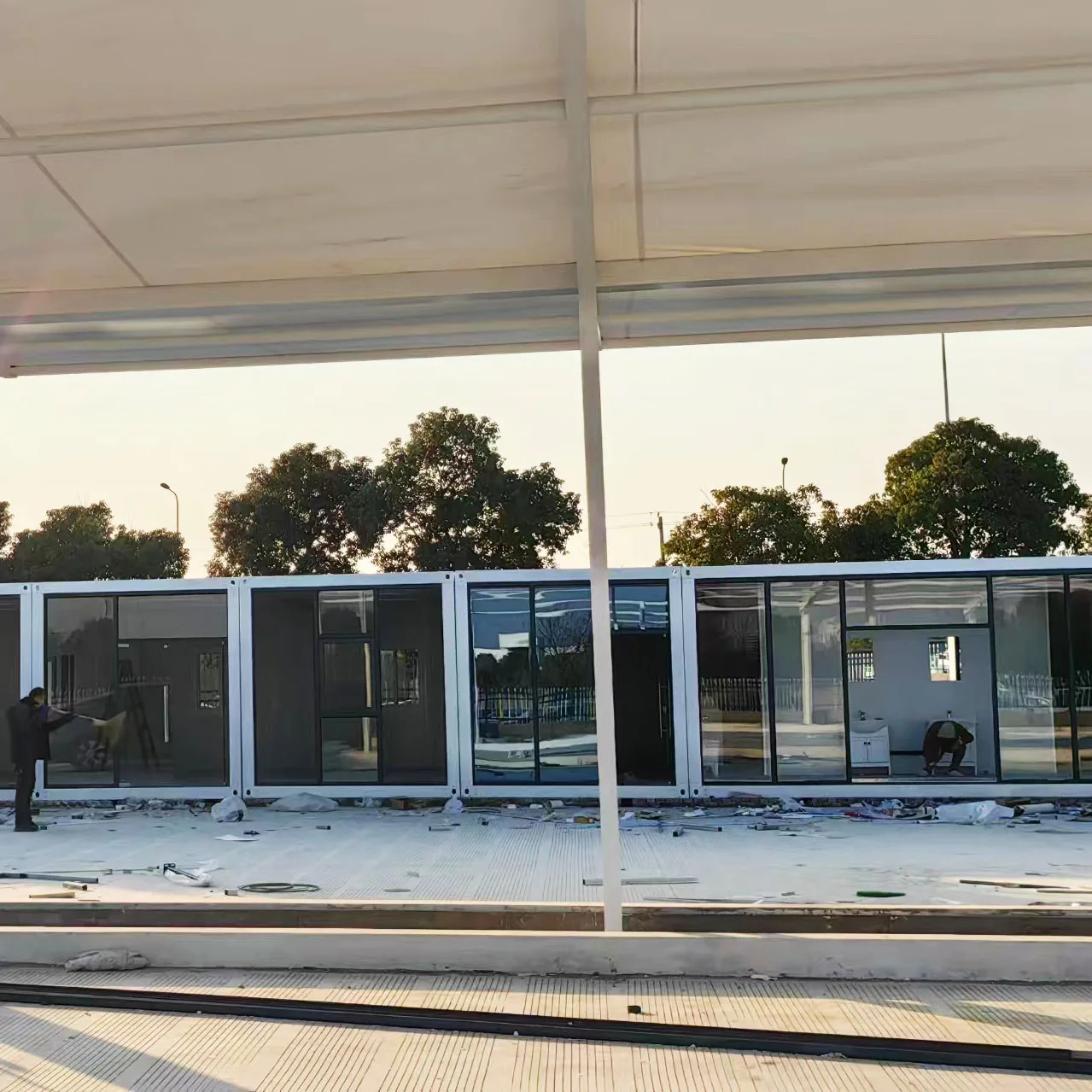 Casa container prefabbricata pieghevole modulare mobile portatile su ruote con set completo di mobili per uso familiare