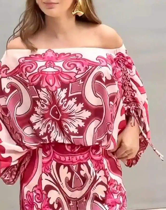 Damski dwuczęściowy zestaw: luźna bluzka z odkrytymi ramionami, wzorem barokowym i sznurkiem bocznym oraz szerokie spodnie z wysokim stanem w stylu casual.