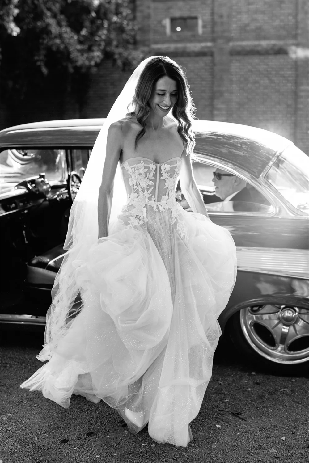 Белое свадебное платье трапециевидной формы на заказ в Токио, без бретелек, без рукавов, на молнии сзади, со шлейфом, свадебное платье, элегантное свадебное платье из тюля