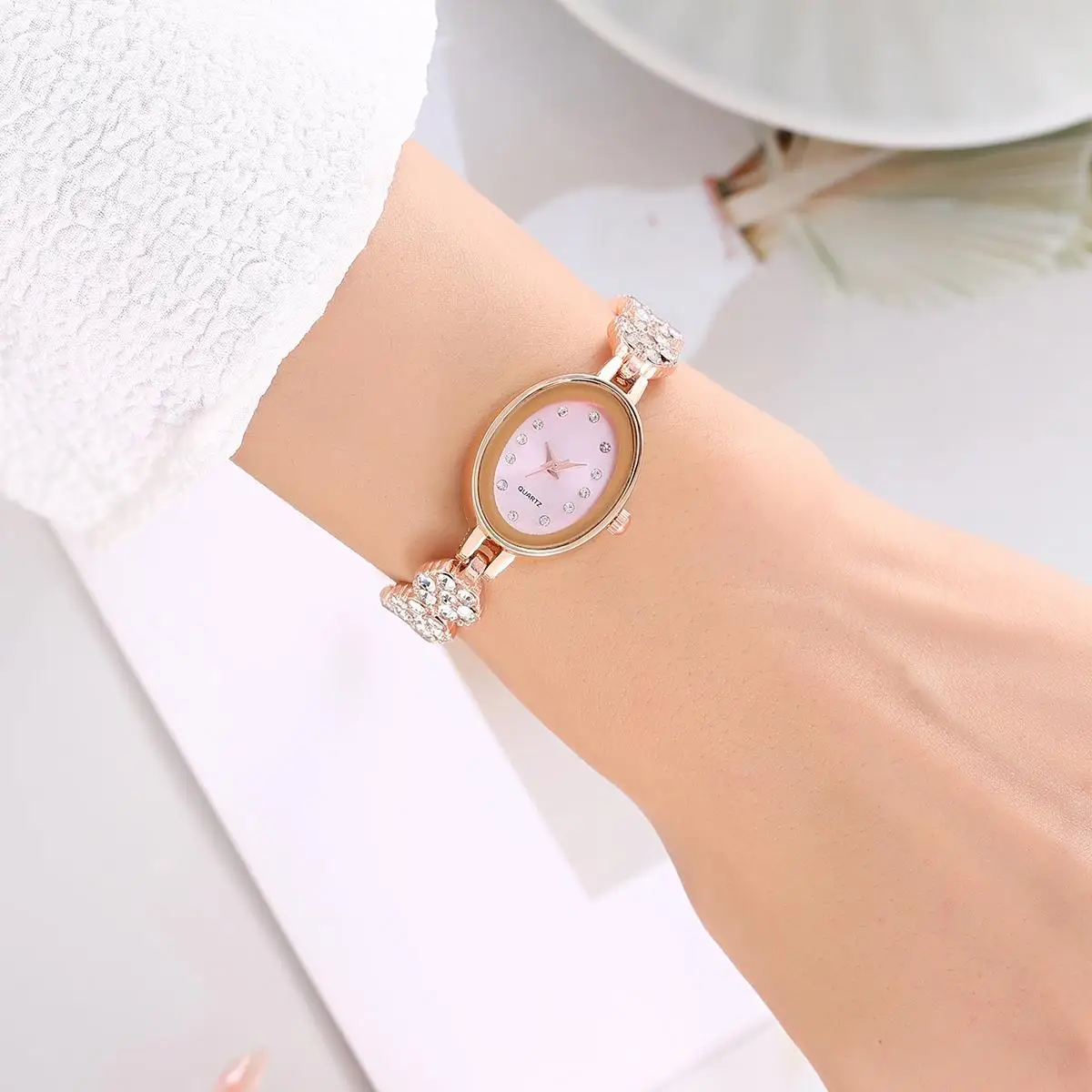 New manufacturer issues cross-border hot selling diamond oval new bracelet watches for women\'s fashion watches