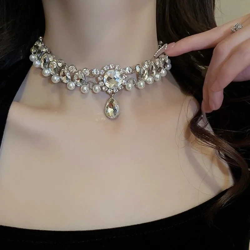 Nuovo temperamento pieno di cristalli lucenti collana con pendente a goccia d'acqua per le donne Accessori di gioielli con catena di perle di lusso con clavicola