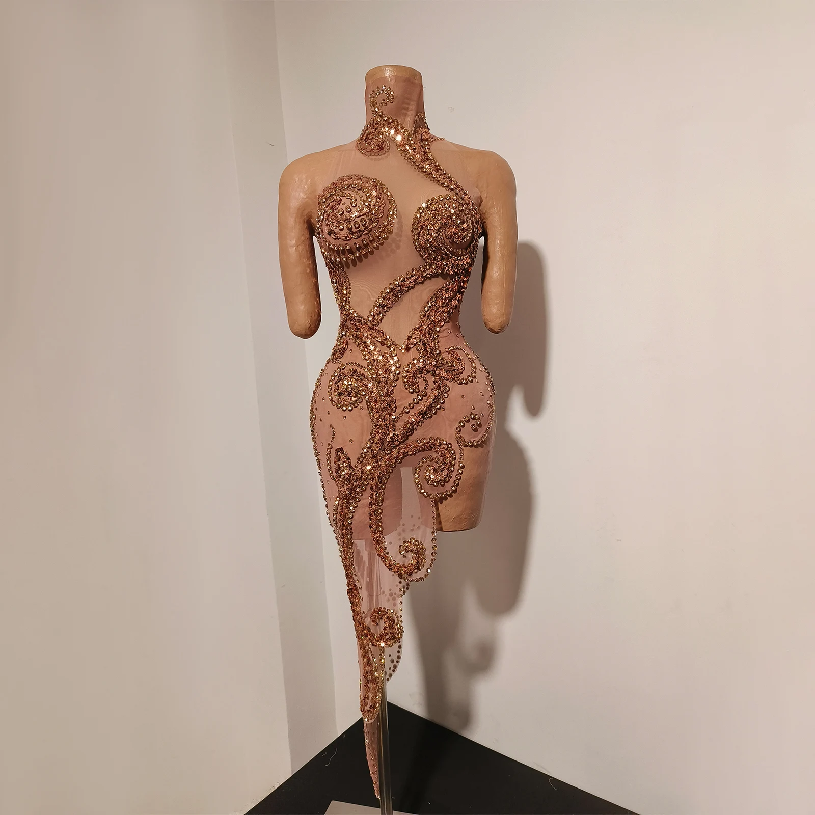 Robe dorée transparente en maille sexy à une épaule, ornée de paillettes, tenue de fête d'anniversaire pour femmes, costume de spectacle pour drag queen.