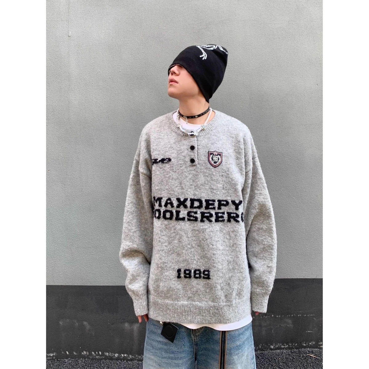 سترة سميكة رمادية بياقة على شكل V مع تطريز حروف، بأسلوب أمريكي عتيق للرجال والنساء، معطف محبوك بأسلوب كاجوال للأزواج #2