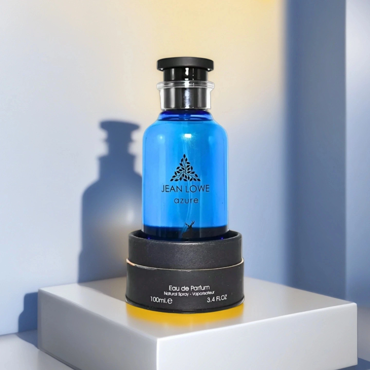 Jean Lowe Azure, 100 ml (3,4 fl. oz.). Korpus butelki jest tak przezroczysty jak niebieskie niebo.