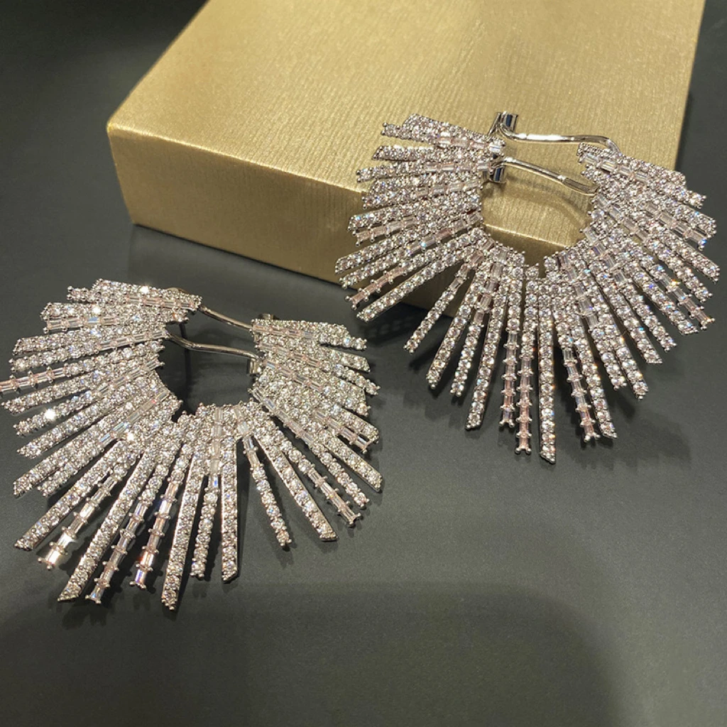 

Beautiful contrasting colors, full of diamonds, fireworks, and flower designs, high-end and cool style earrings