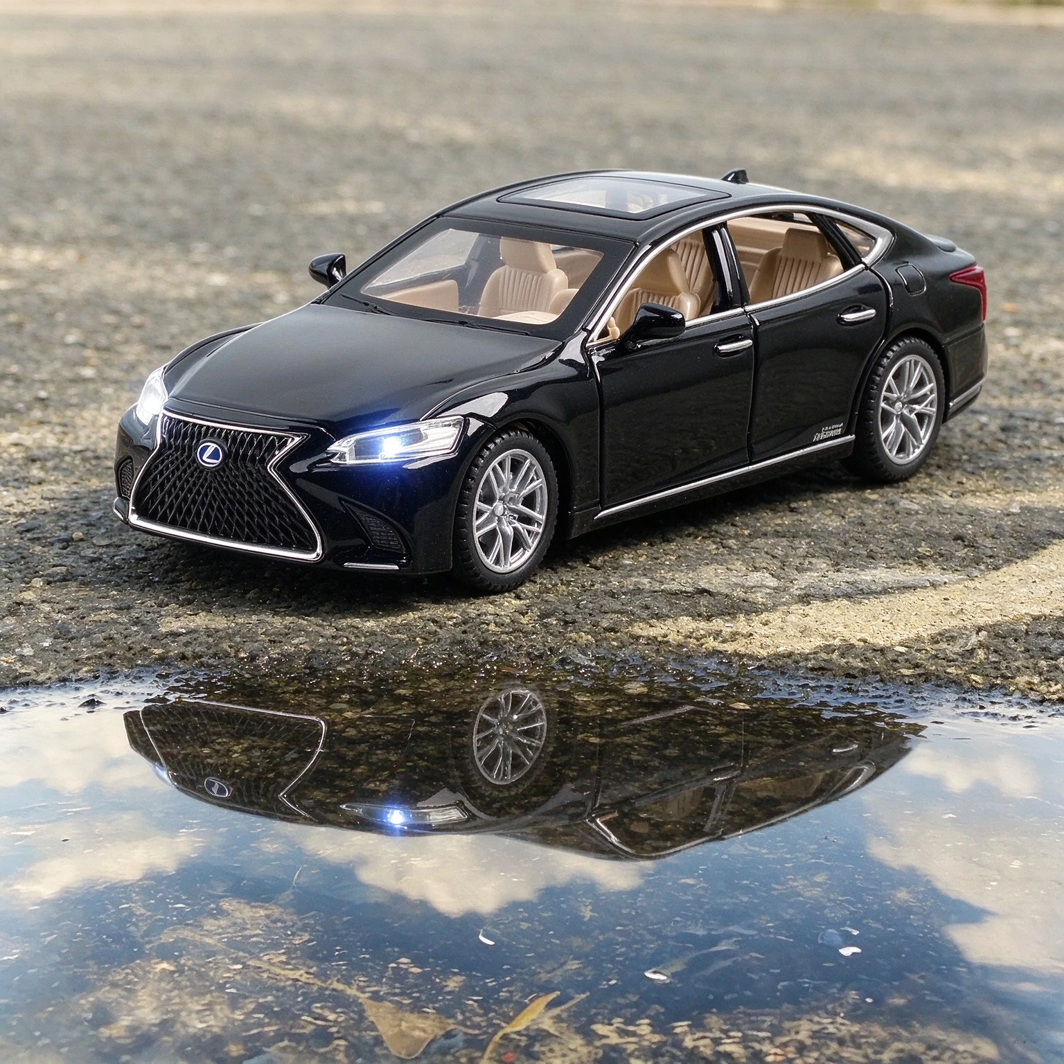 1:32 LS500H Alloy Luxy Car Model Diecast & Vehicles Metal Car Model High Simulation Sound and Light Collection Gift