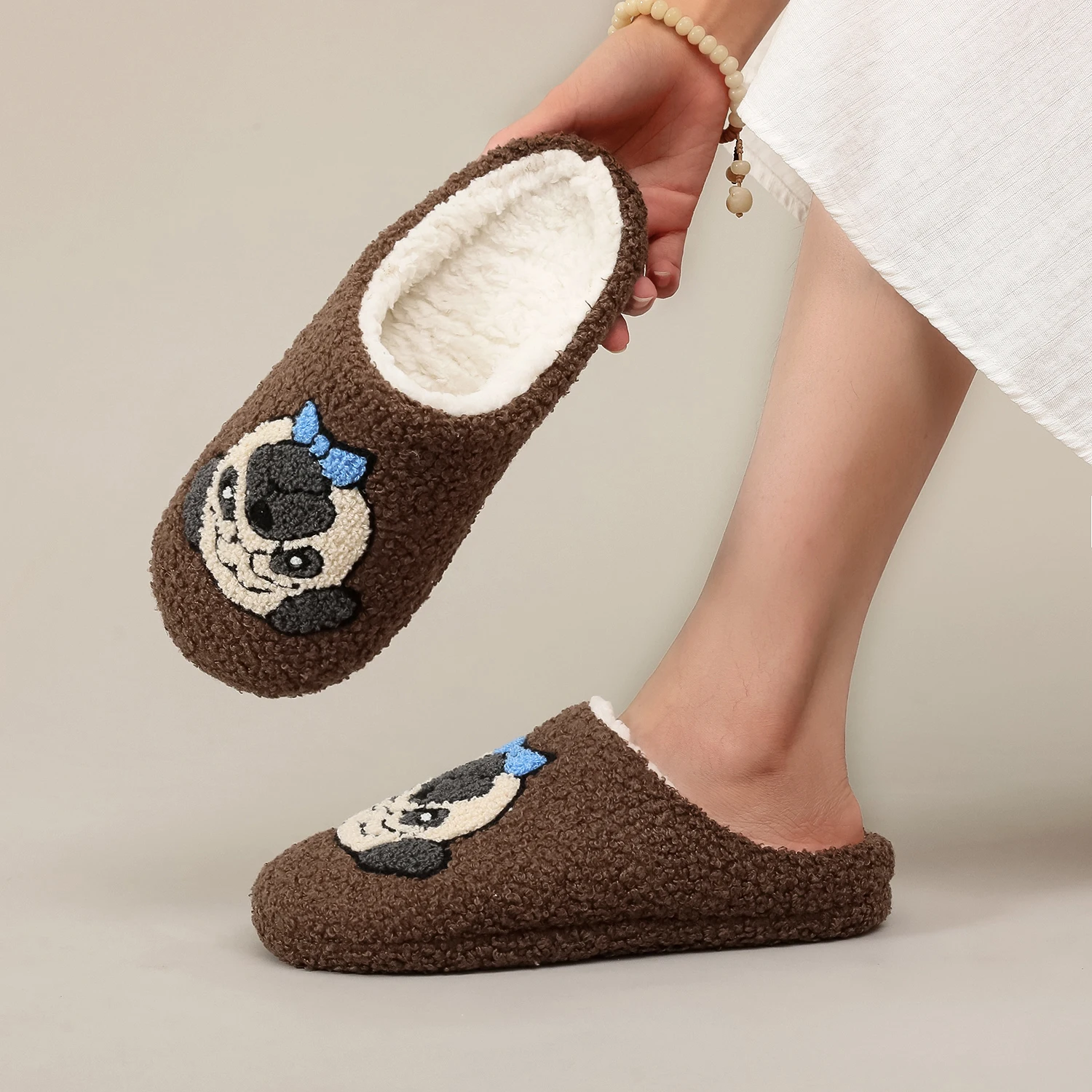 A Pair of Brown Pug Pet Embroider Pattern Plush Home Soft-Soled Comfortable Furry Slippers, Cute, Warm and Non-Slip Indoor Slippers for Men and Women, Lightweight Silent and Comfortable Shoes That Can Be Worn by Christmas, the First Choice for Dogs and Mothers, Pug Dogs Gifts
