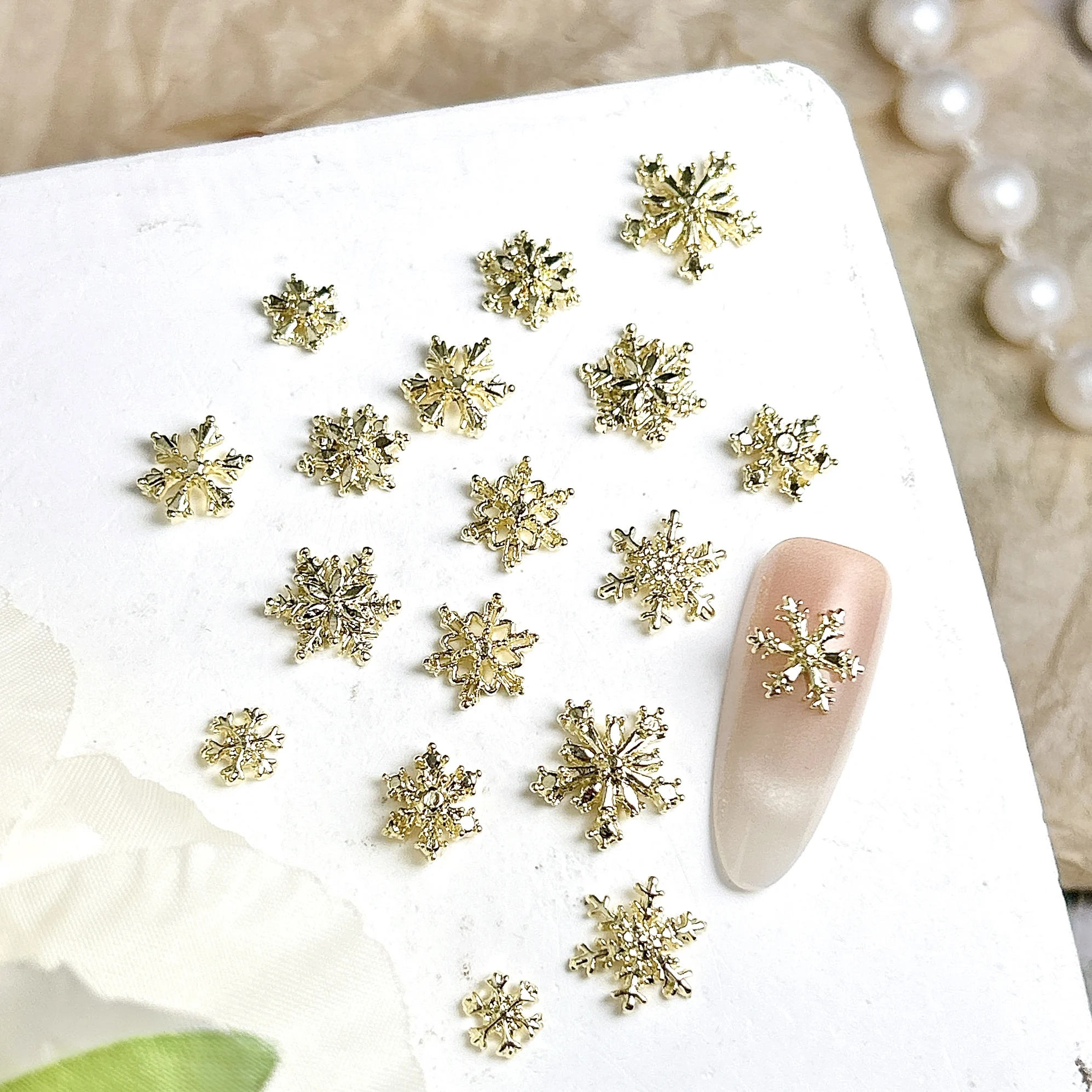 20 pçs estilo múltiplo criativo espumante floco de neve encantos da arte do prego luz liga luxo floco de neve decorações do prego diy unhas francesas