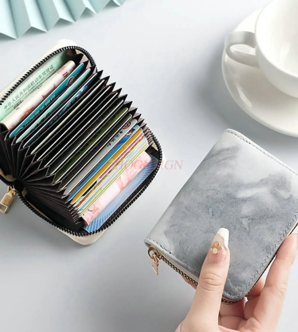 قطعة واحدة من حقيبة بطاقات الأورجان الصغيرة المدمجة والرائعة للنساء مع مزج متدرج ومحفظة عملات معدنية بسحاب للطلاب متعددة الفتحات