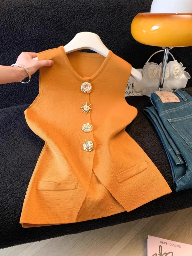 

Летний однотонный жилет 2026: Новая элегантная вязаная майка из ледяного шелка с V-образным вырезом и большой золотой пряжкой, женская, высококачественная, приталенная, универсальная.