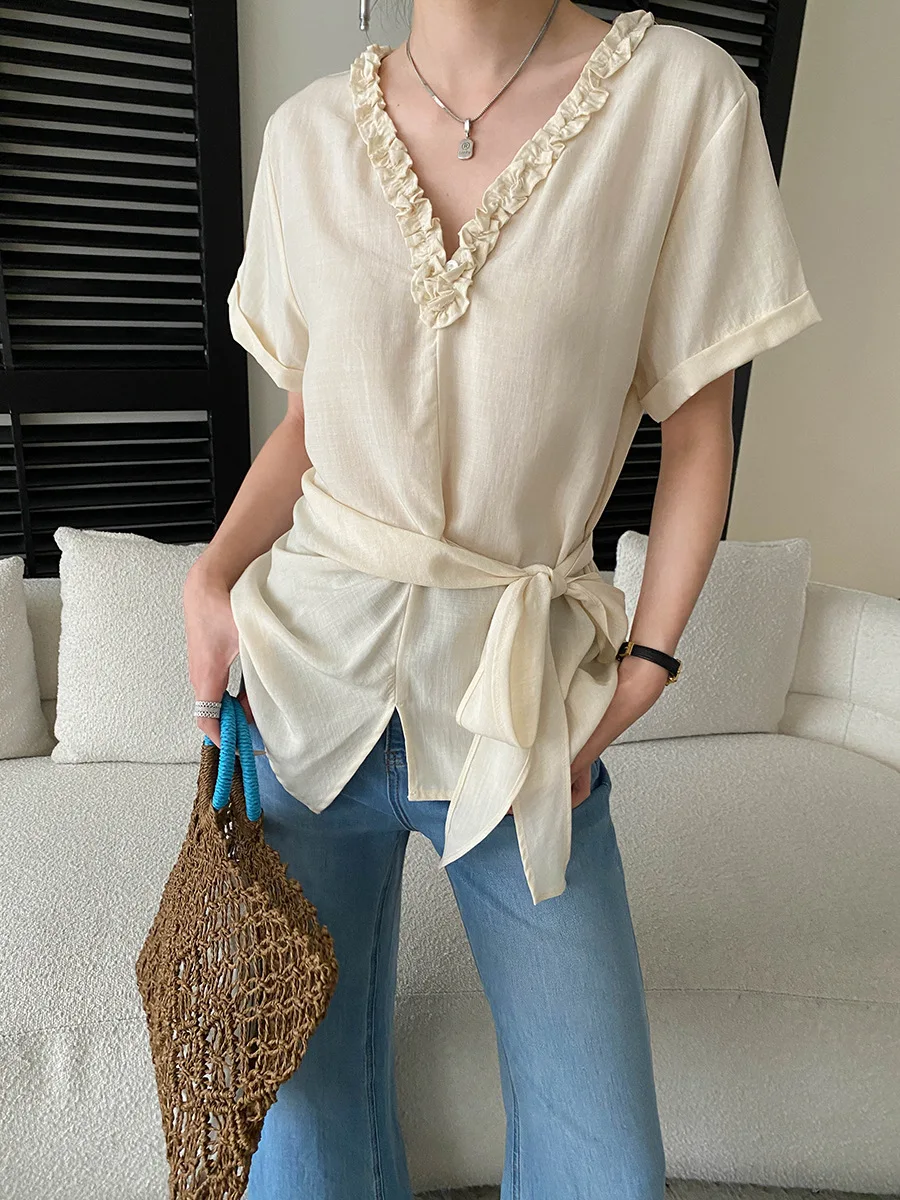 Sommerliches Damen-Shirt in unifarbenem Design mit V-Ausschnitt, Bördelkante und Taillenband, Kurzarm – Detail 16