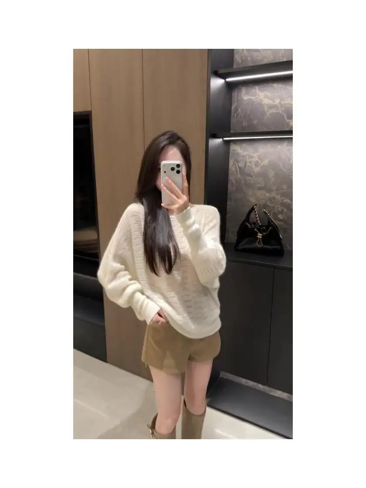 

Женский комплект из двух предметов: вязаный топ с длинными рукавами и вырезами на плечах и шорты. Новинка весна-лето, модный, стройнящий, короткий комплект.