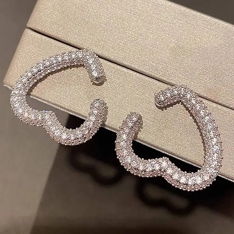 Huitan Trendy Damen-Ohrstecker in Herzform, voller Brillanz, CZ, elegant, für Party, Hochzeit, Damen-Accessoires, vielseitiger Schmuck für den Alltag