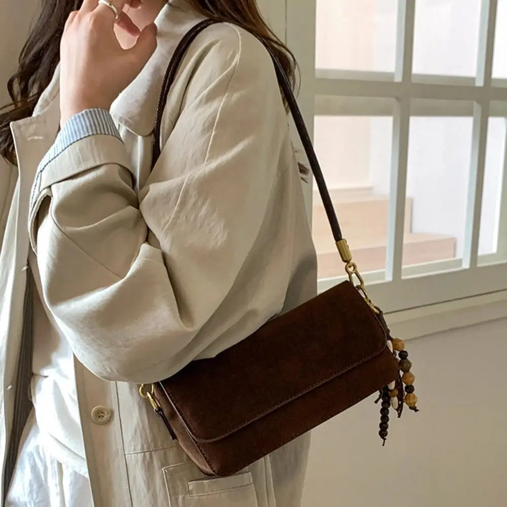 الجلد المدبوغ حقيبة كتف الموضة البسيطة للنساء 2025 الخريف جديد مصمم نمط رفرف على إغلاق واحد الكتف حقيبة يد تحت الإبط