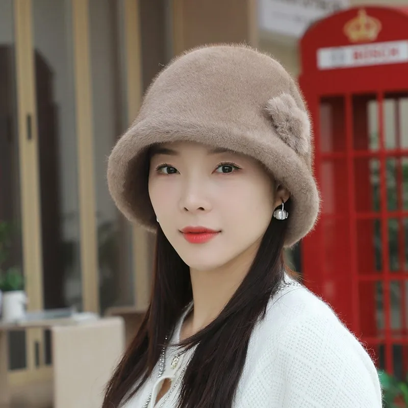 A plush fisherman's hat for women warm and ear-protecting in autumn winter bucket fashionable basin middle-aged elderly mothers
