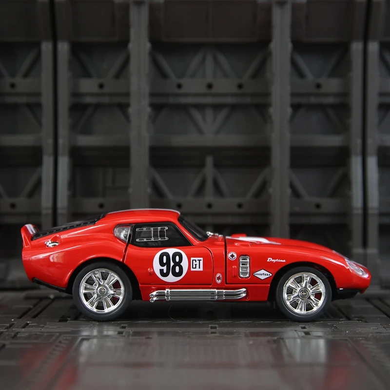 

Модель автомобиля Ford Shelby Cobra из сплава металла в масштабе 1:32. Двери и капот открываются, можно подарить друзьям.