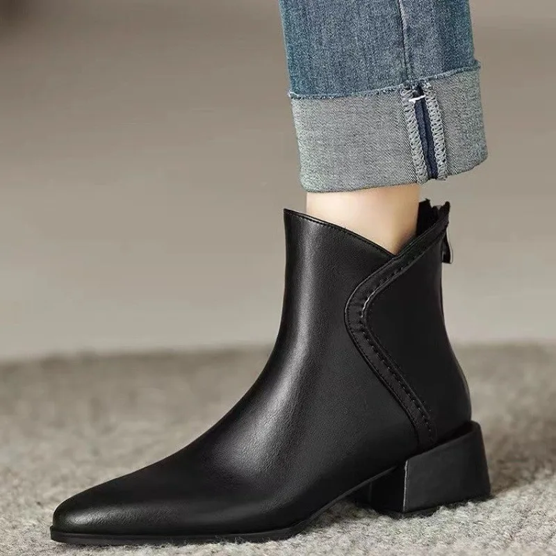 Botas femininas de salto grosso, botas curtas na moda, design de zíper traseiro, monocromático, novo, outono e inverno, 2024