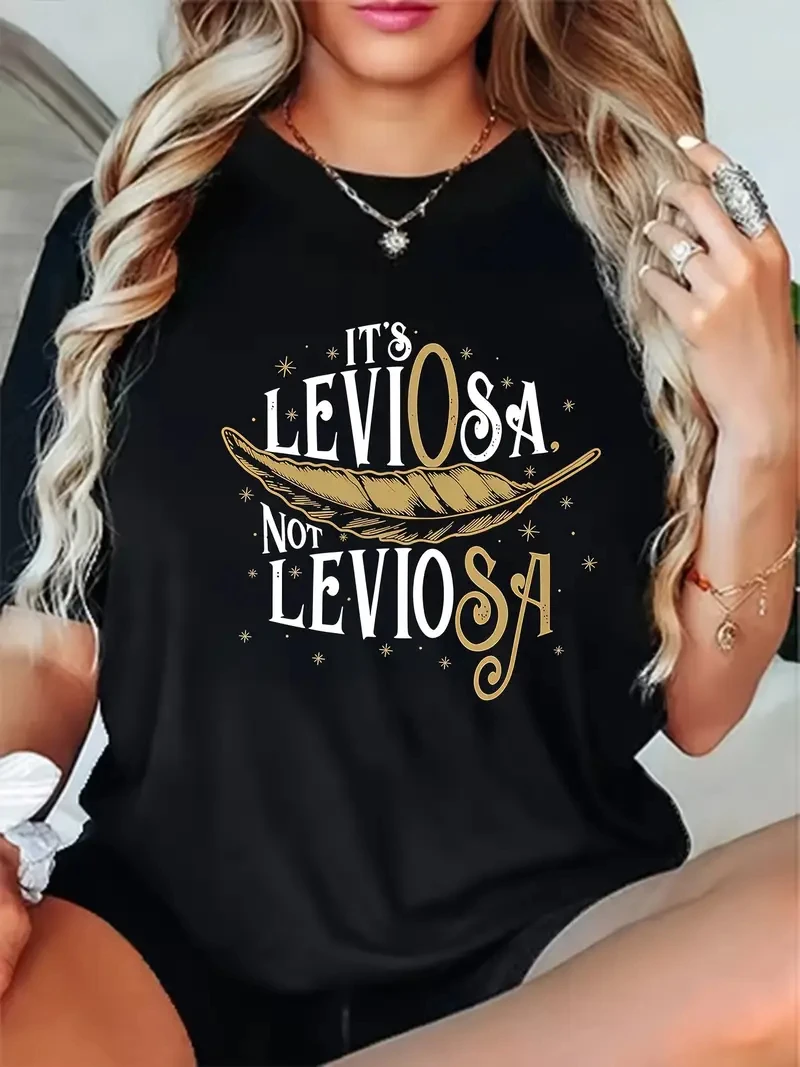 

Женская футболка с рисунком «It's Leviosa Not LevioSa» с золотыми звездами и дизайном — повседневная летняя одежда с круглым вырезом и короткими рукавами
