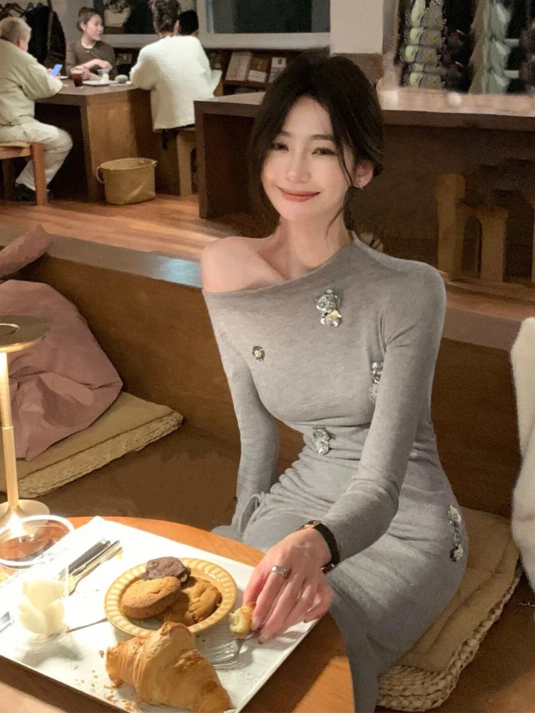 

Удобное вязаное платье Syj с открытыми плечами, приталенное, с плиссировкой по бокам и длинными рукавами, повседневная одежда для женщин больших размеров