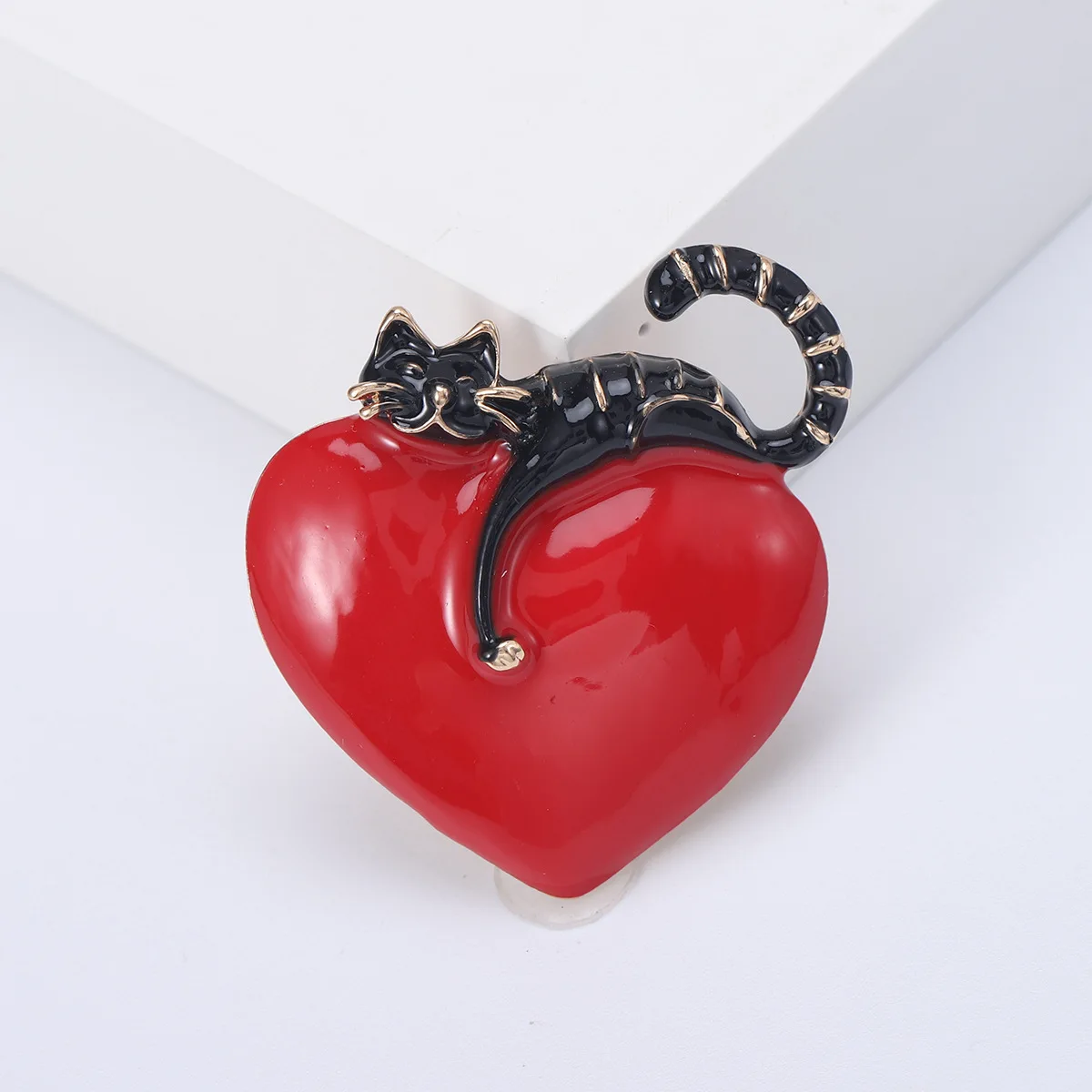 

Creative Enamel Cute Kitten Brooch 2 Color Heart-shaped Vivid Animal Brooch Kids Jewelry Party Casual pin