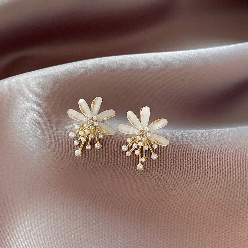 Korean Style Simple Temperament Flower Earrings Ear Clip Unique Designed High-end Flower Pearl Clip Earrings Without Piercing