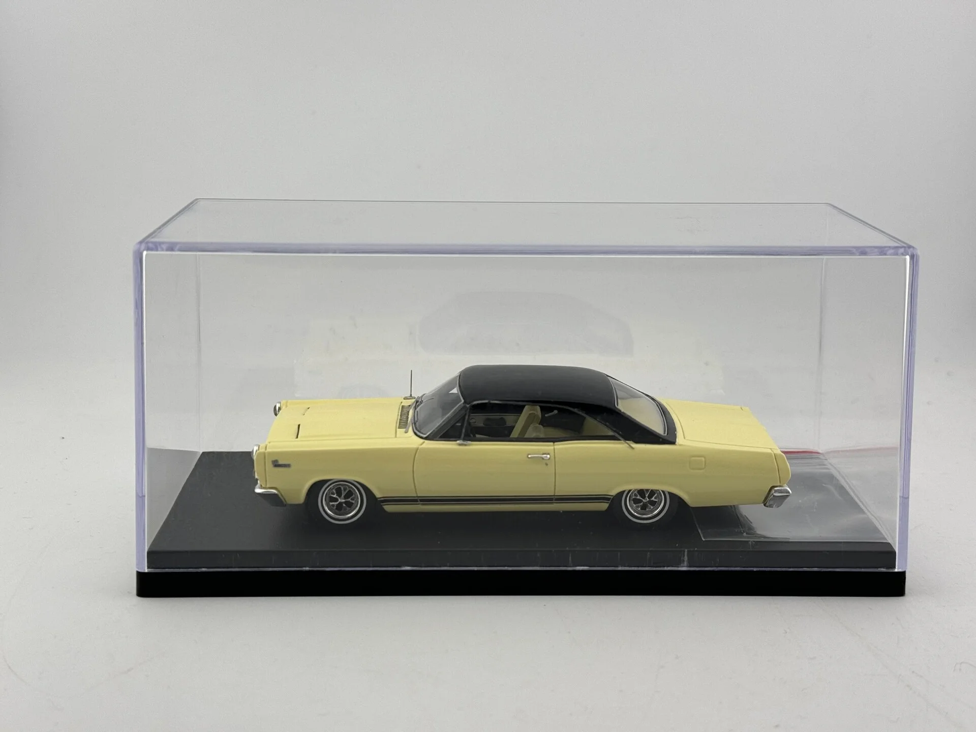 

Модель автомобиля Mercury из смолы, масштаб 1/43, без цветной коробки, с дефектами краев (Goldvarg)