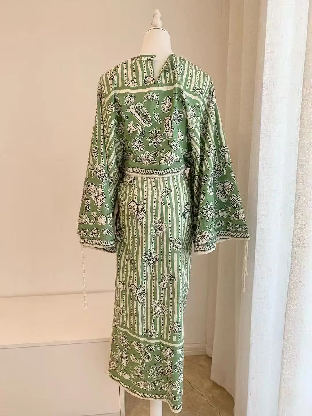 Damski letni zestaw: wysokiej jakości bawełniana koszulka z zielonym nadrukiem + sukienka z wiązaniem na szyi i spódnicą typu wrap, dwuczęściowy komplet.